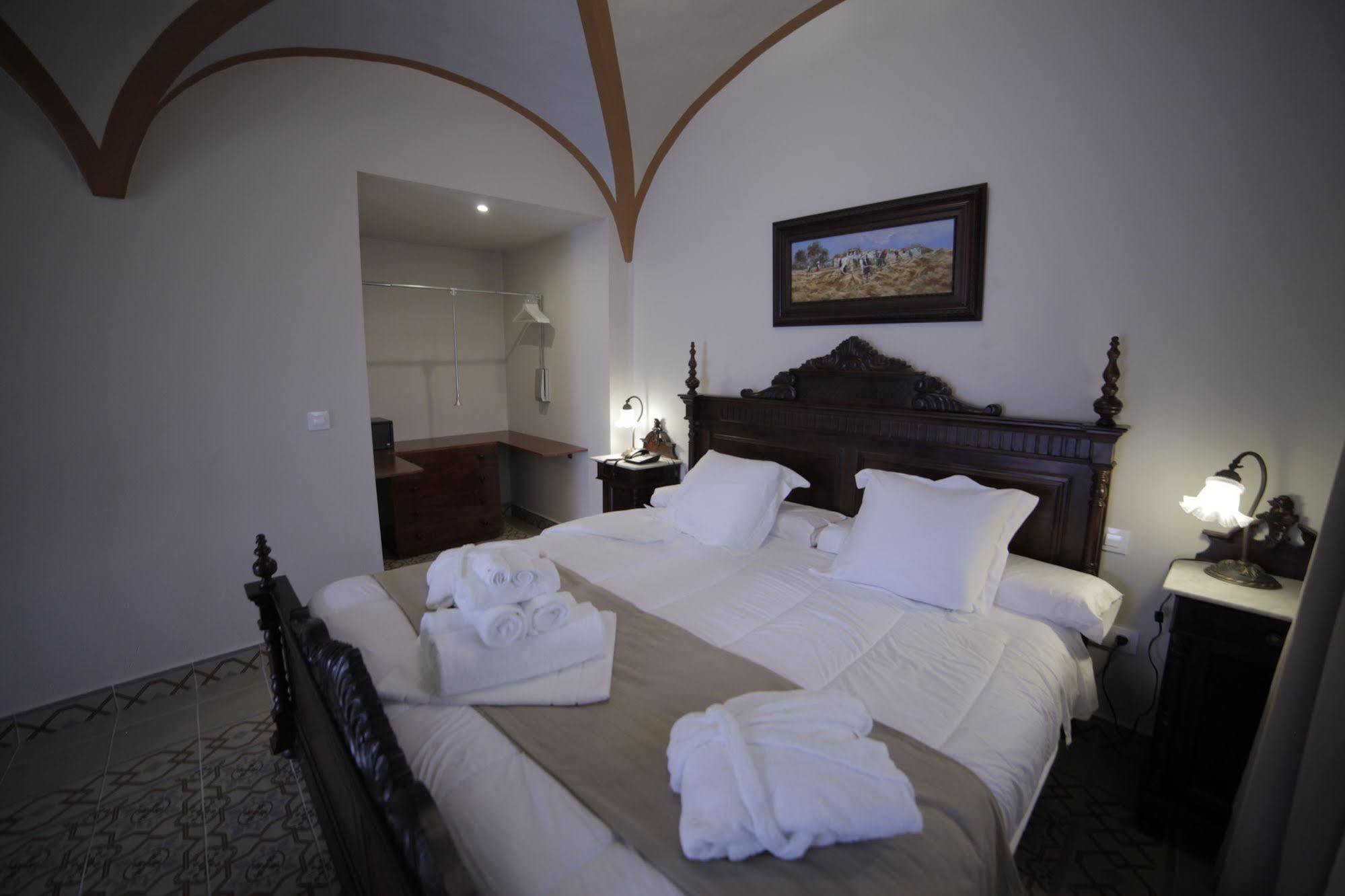 Hotel La Giralda Burguillos Del Cerro エクステリア 写真